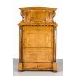 Biedermeier-Kleider-/Wäscheschrank mit Hutschachtelaufsatz, sogen. Blender, um 1830, Birke massiv/