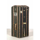 Überseekofer um 1900, lackierter und verstrebter Holzkorpus, Standkoffer mit zwei Schüben und