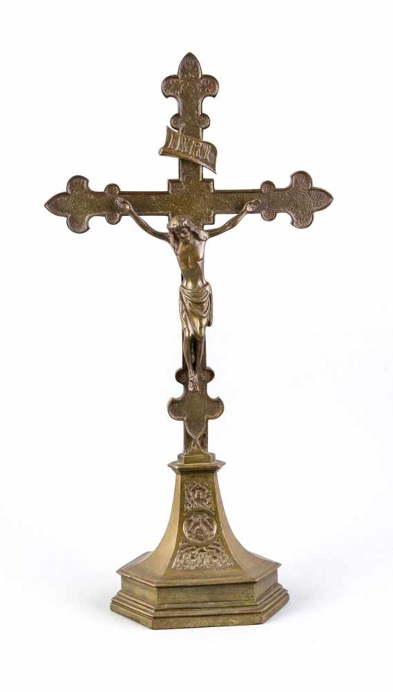 Kruzifix, 20. Jh., Bronze, dunkelbraun patiniert, architektonisch gegliederter Sockel, Corpus