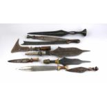 Sammlung mit 9 Tribal Messern u. Schwertern, spätes 19./ 1. V. 20. Jh., Eisen, Holz, Kupfer u.