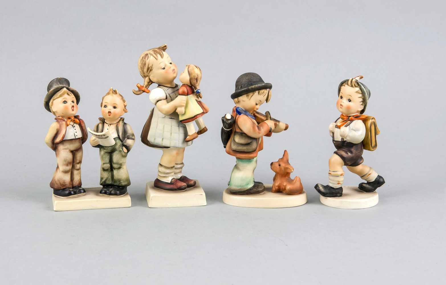 Vier Hummel-Figuren, Goebel, Oeslau, 1950-1960er Jahre, Schulschwänzer, Entwurf Arthur Möller, 1938,