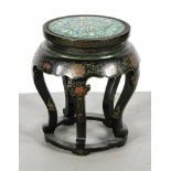 Chinesischer Hocker / Blumentisch, 1. H. 20. Jh., Holzkorpus mit Schwarzlack und goldstaffiertem