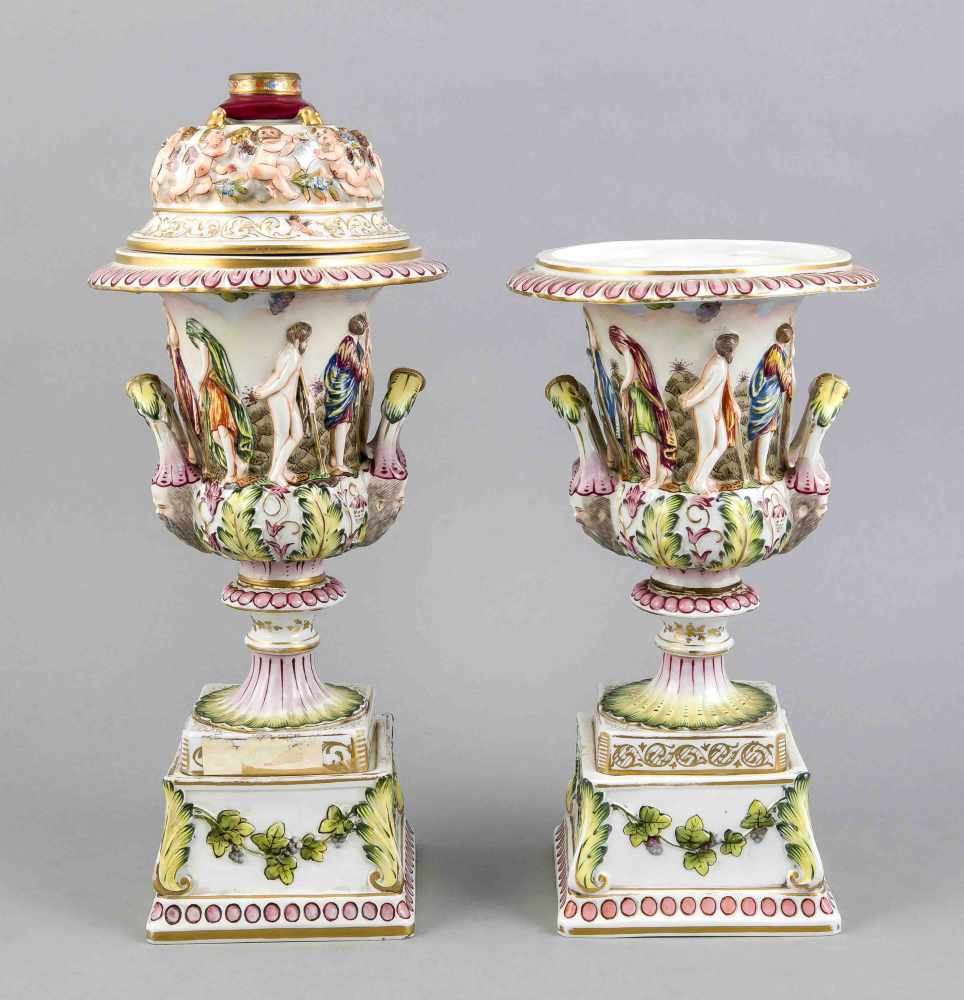 Deckelvase und Kratervase, Rudolstadt, Thüringen, 20. Jh., umlaufende reliefierte antikisierende