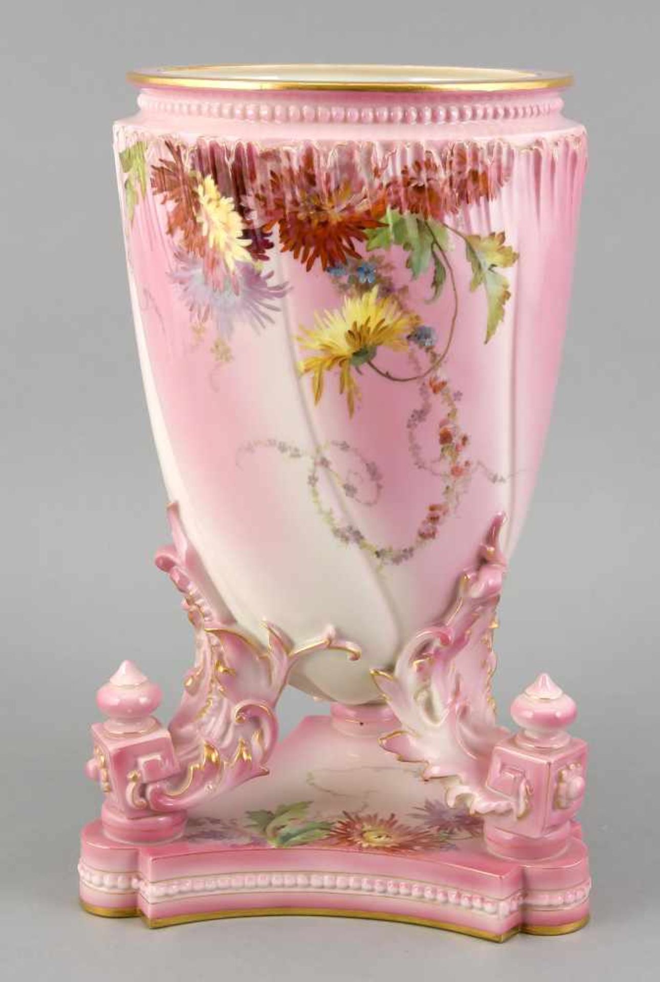 Vase, England, 19. Jh., auf drei Volutenfüßen und dreiteiligem Postament, polychrome Blumenmalerei - Bild 2 aus 2