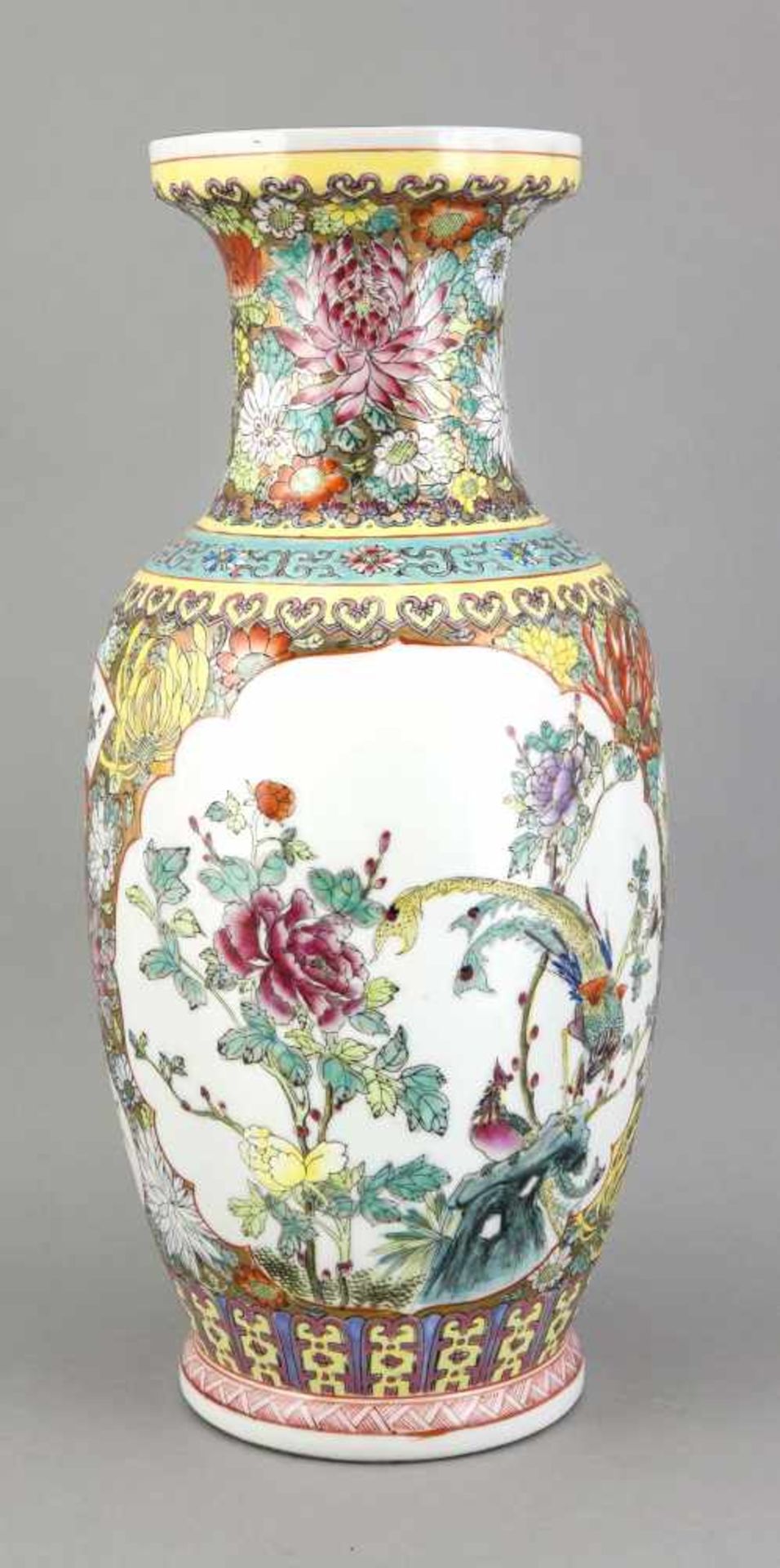 Famille-Rose Vase, China, 2. H. 20. Jh., Porzellan, polychrome Emaillebemalung, Balusterform, der