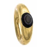 Antikschmuck Gold, wohl etruskisch 800 - 100 v. Chr., Achat-Ring mit einem ovalen, leicht fac. Achat