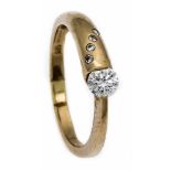 Fa. Christ Brillant-Ring GG 585/000 mit einem Brillanten 0,30 ct und 4 Brillanten, zus. 0,02 ct TW-