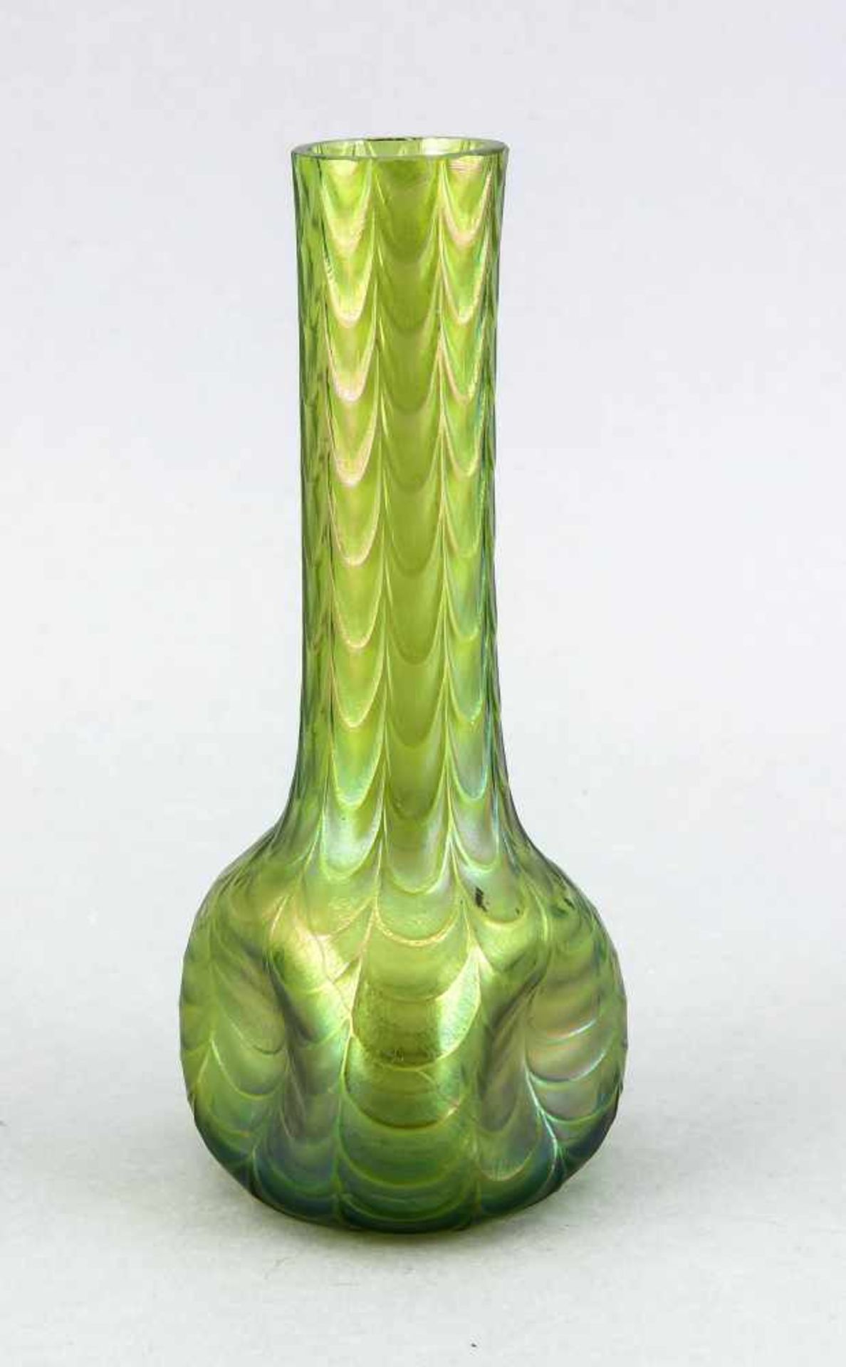 Vase, Böhmen, um 1900/10, grünes Glas, violett-blau irisierend, gedrückte Dreiecksform, umlaufend in