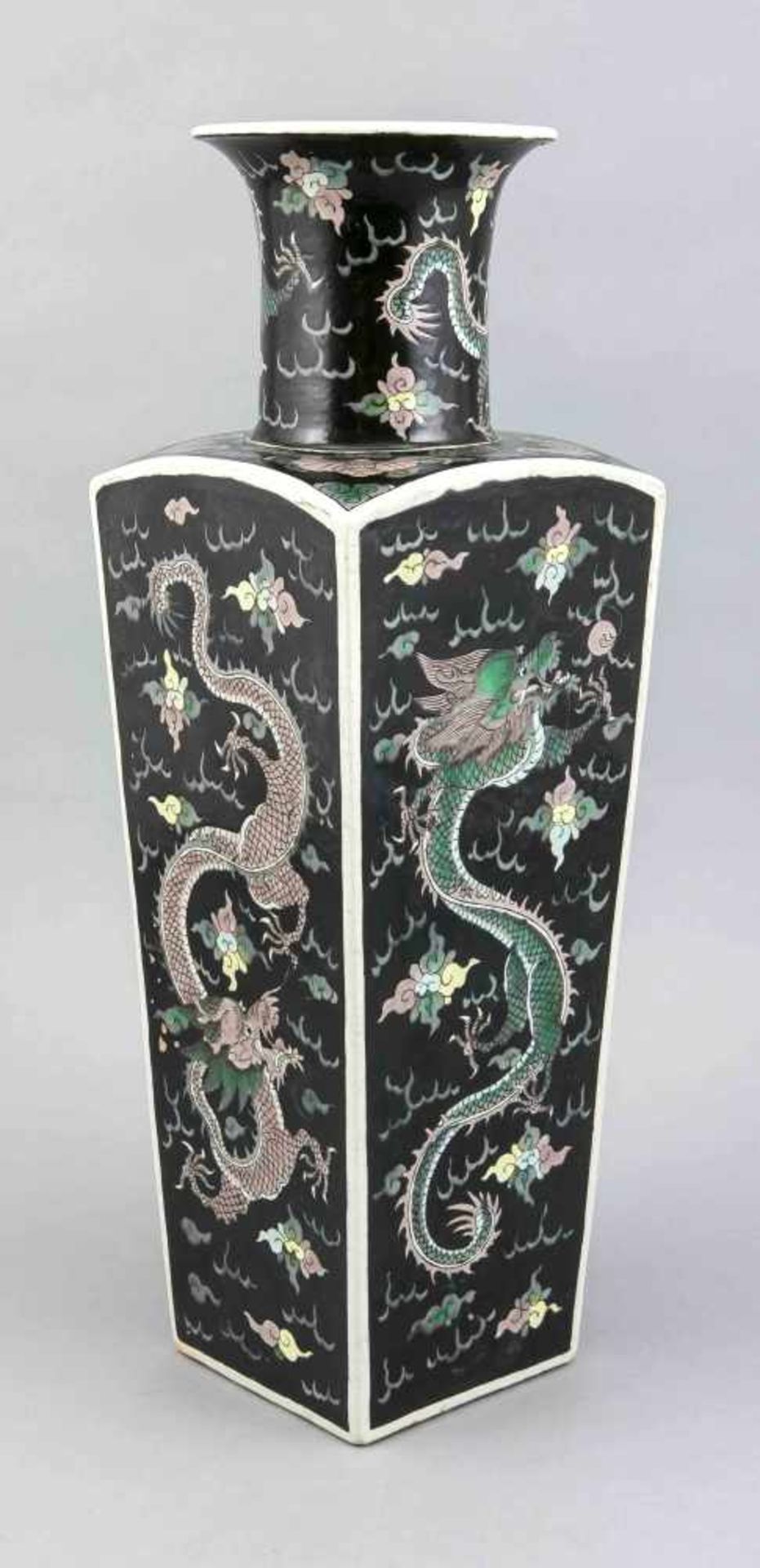 Famille-Noir Vierkantvase, China, Kangxi Periode (1662-1722), Porzellan mit polychromer