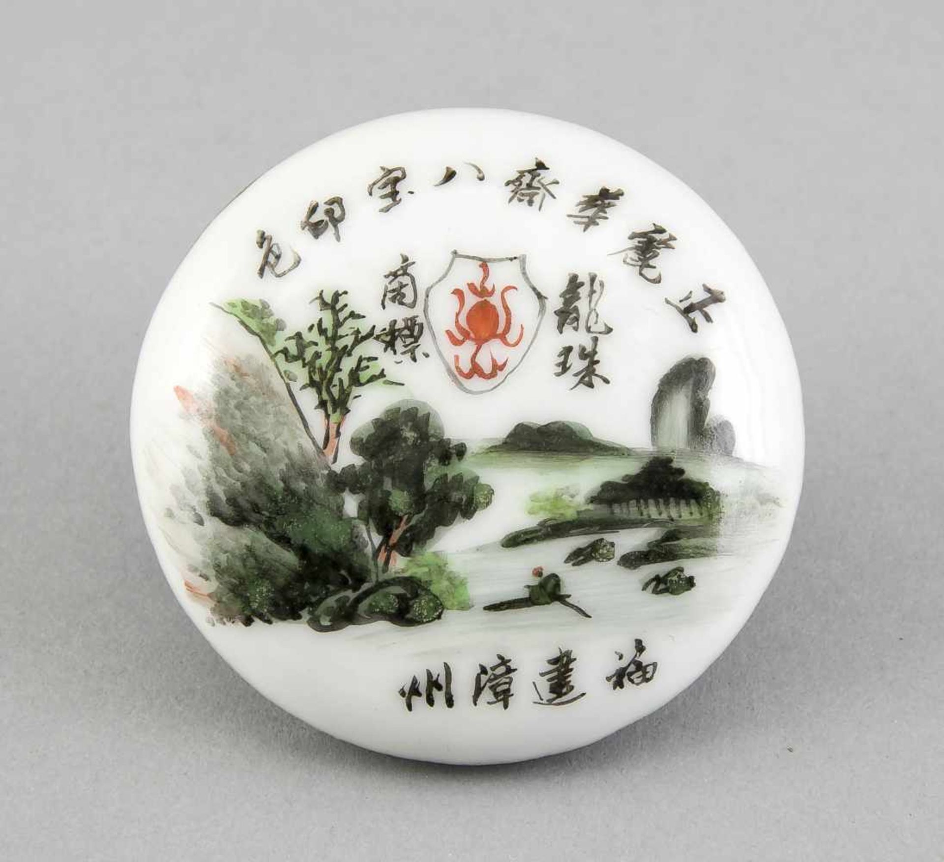 Kleine Deckeldose, China, 19. Jh., Porzellan, polychrome Aufglasurbemalung, flache Form auf