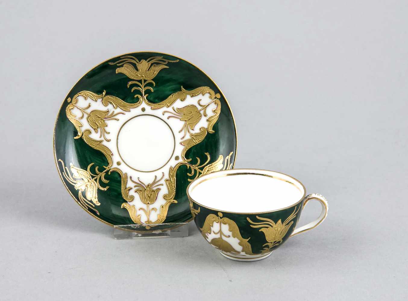 Mokka-Tasse mit UT, um 1900, Böhmen, Jugendstil-Dekor in Weiß, Grün und Gold, H. 4,5 cm