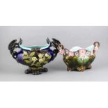Zwei Jardinieren, 20. Jh., Keramik, farbig glasiert, große Jardiniere auf Tatzenfüßen, seitliche