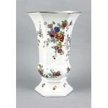 Vase, 20. Jh., hexagonale Becherform, polychrome Malerei mit Indianischen Blumen nach Meissner