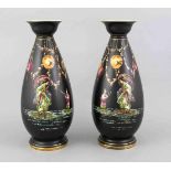 Paar Vasen, England, 20. Jh., Japonismus-Dekor mit Geisha und Mädchen auf schwarzem Fond,