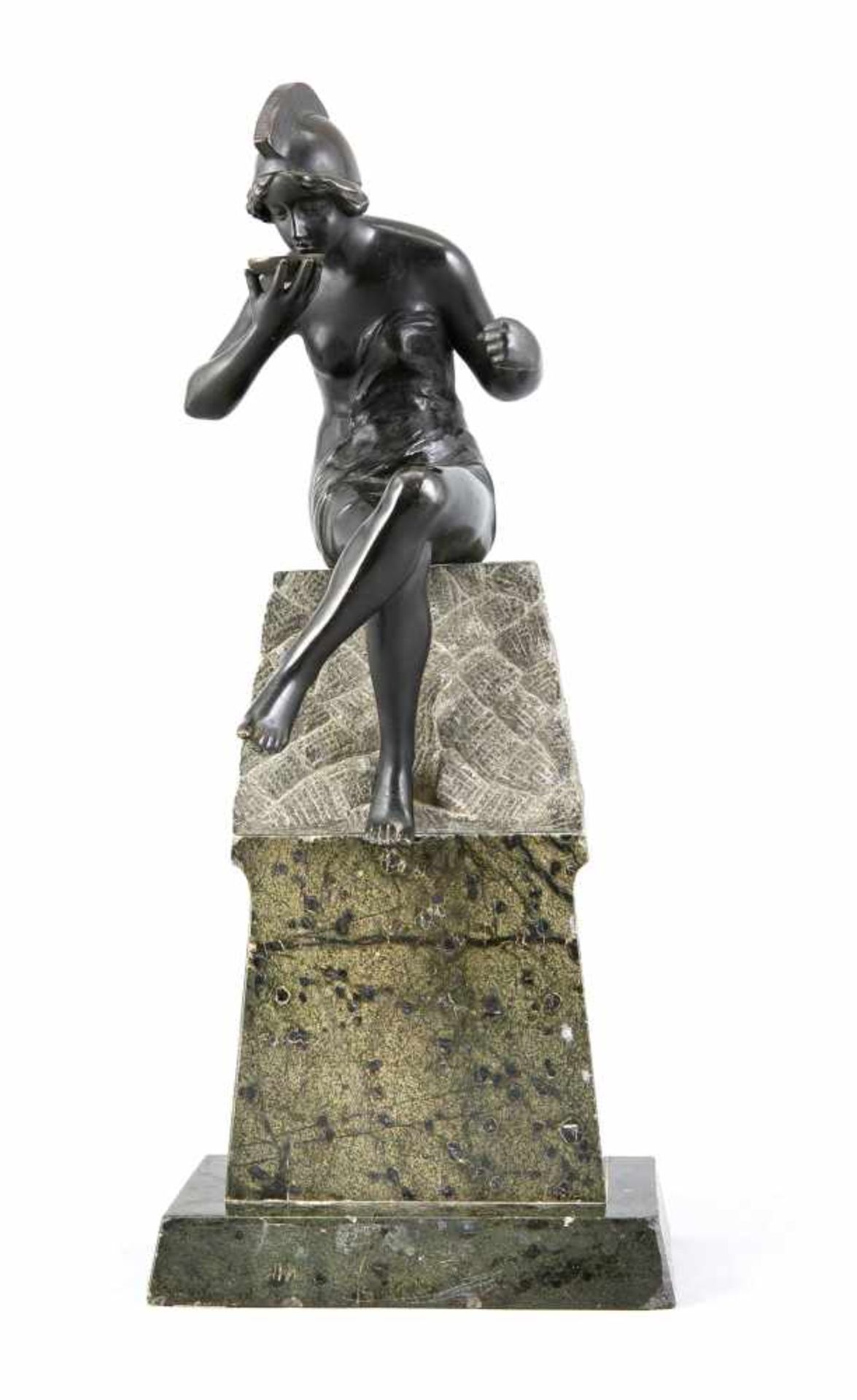 Deutscher Bildhauer um 1900, "Trinkende Amazone", Bronze, dunkel patiniert, hoher Postamentsockel