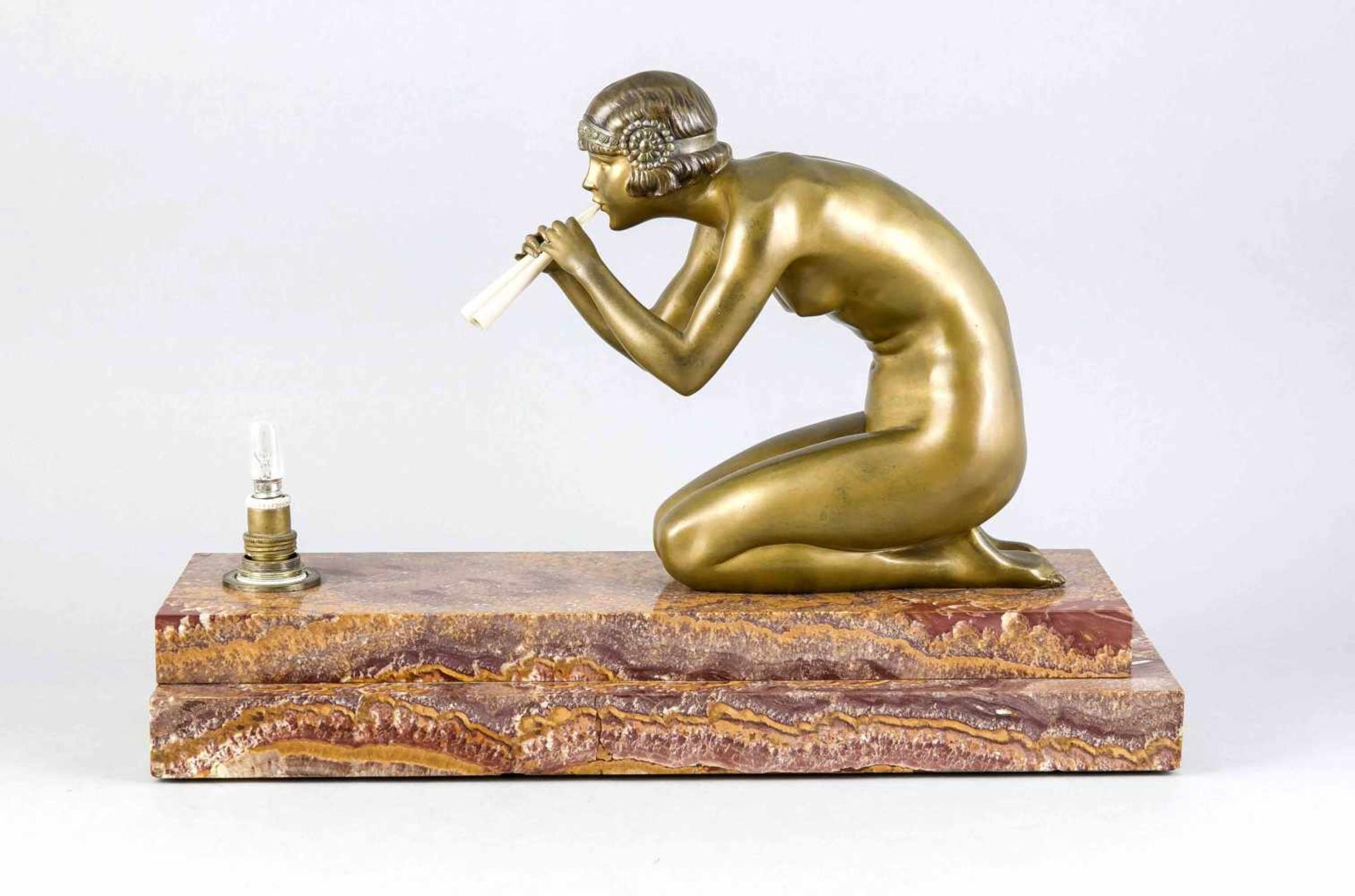Figürliche Art Déco Tischlampe, um 1920/30, 1-flg. elektr., Bronze u. Elfenbein, getreppter,