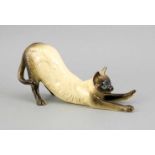 Siam-Katze, England, 20. Jh., Keramik, polychrom staffiert in naturalistischen Farben, räckelnde