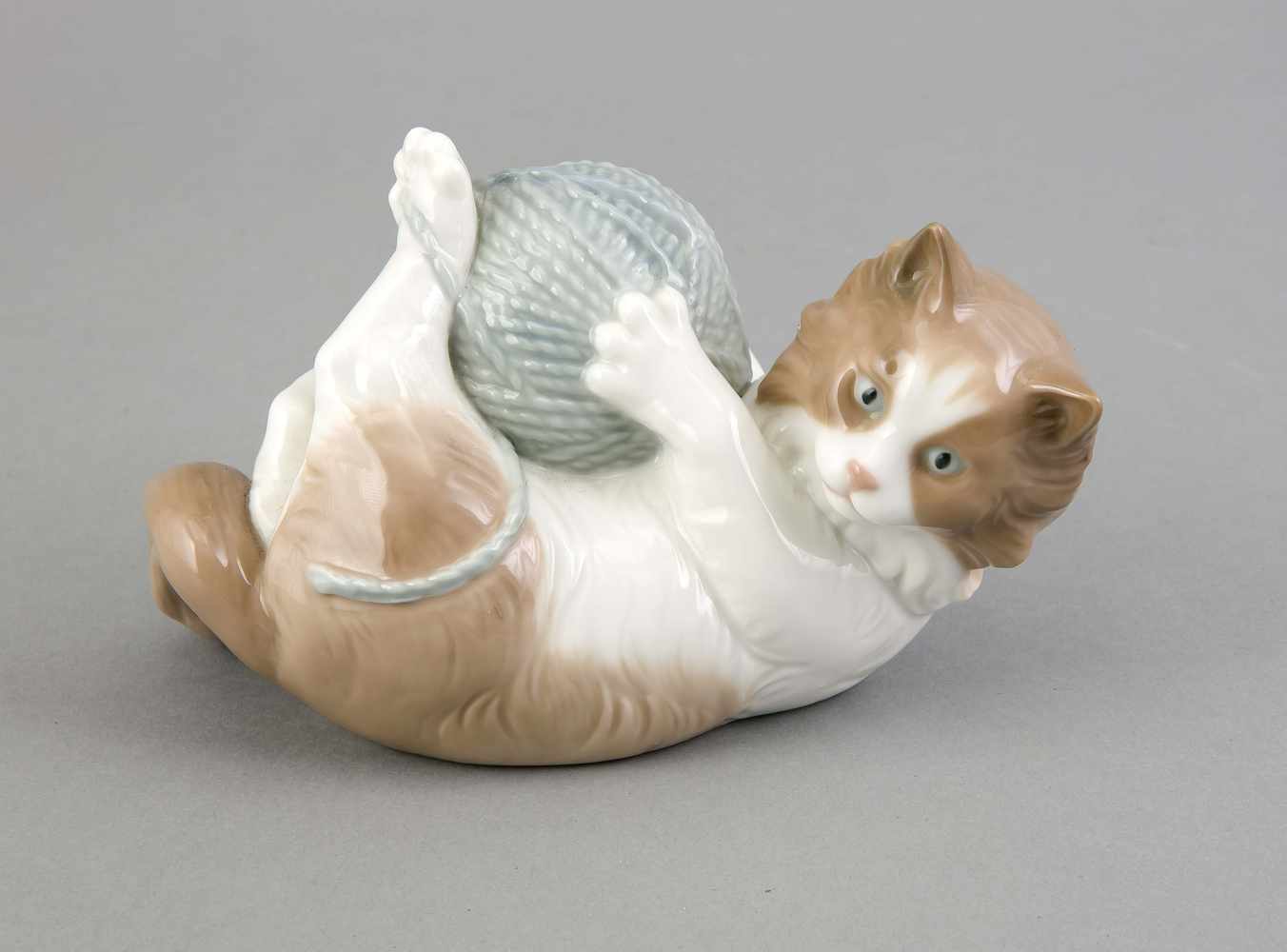 Katze mit Wollknäuel, Nao Lladro, Spanien, 20. Jh., spielende Perser-Katze mit Wollknäuel,