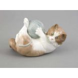 Katze mit Wollknäuel, Nao Lladro, Spanien, 20. Jh., spielende Perser-Katze mit Wollknäuel,