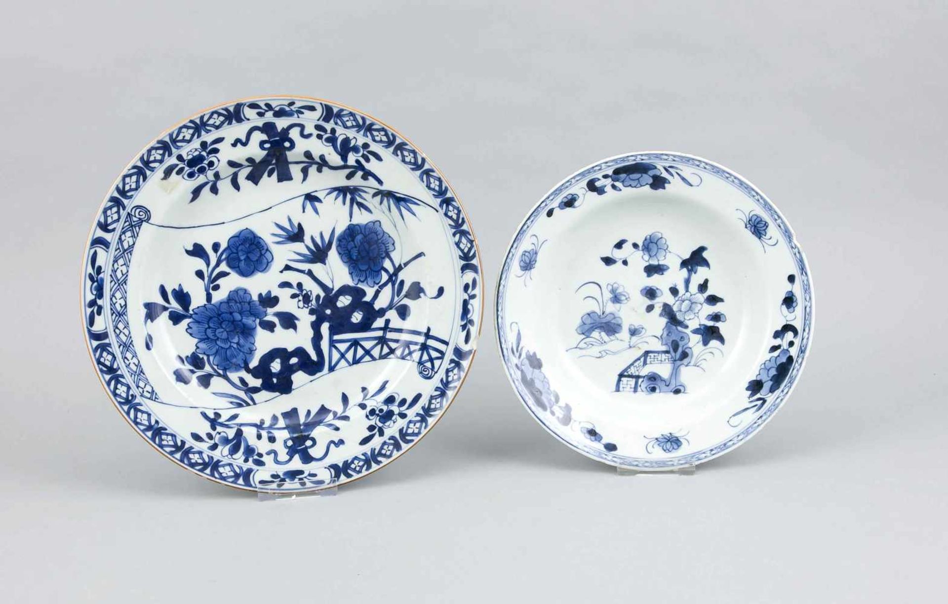 Zwei Blau-Weiß Teller, China, 18./19. Jh., Porzellan mit unterglasurblauer Bemalung, Spiegel u.
