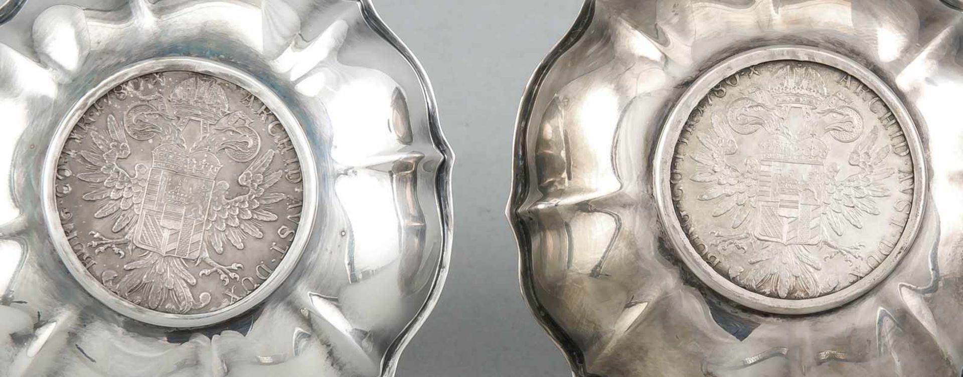 Zwei runde Münzschälchen, 20. Jh., Silber 800/000, passig geschweifte Form, gegliederte Wandung, - Bild 2 aus 2