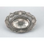 Ovale Durchbruchschale, um 1900, Silber 800/000, Spiegel mit floralem Reliefdekor, breiter Rand,