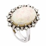 Opal-Brillant-Ring WG 750/000 mit einem feinen, ovalen Milchopal-Cabochon 7,03 ct, 18 x 13 mm mit