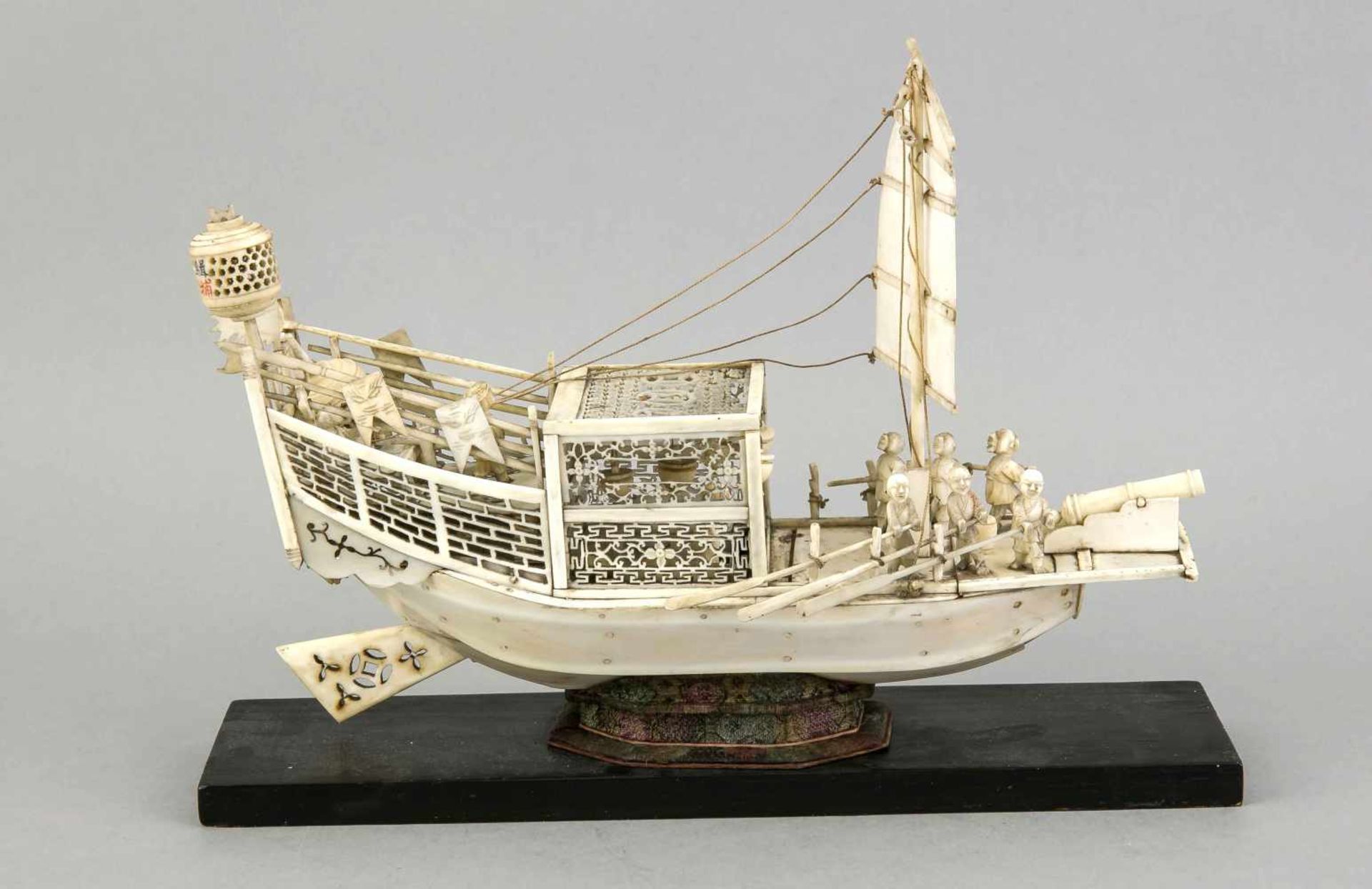 Kleines Elfenbeinschiff, China, wohl um 1920, Einmaster mit sechs Rudern u. Steuerruder, - Bild 2 aus 2