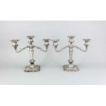 Paar dreiflammige Leuchter, England, 20. Jh., plated, quadratischer geschweifter Stand mit