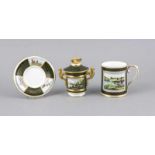 Deckeltasse und Becher, Spode, England, Ende 20. Jh., Tasse mit Greiffenhenkeln und Schmetterling