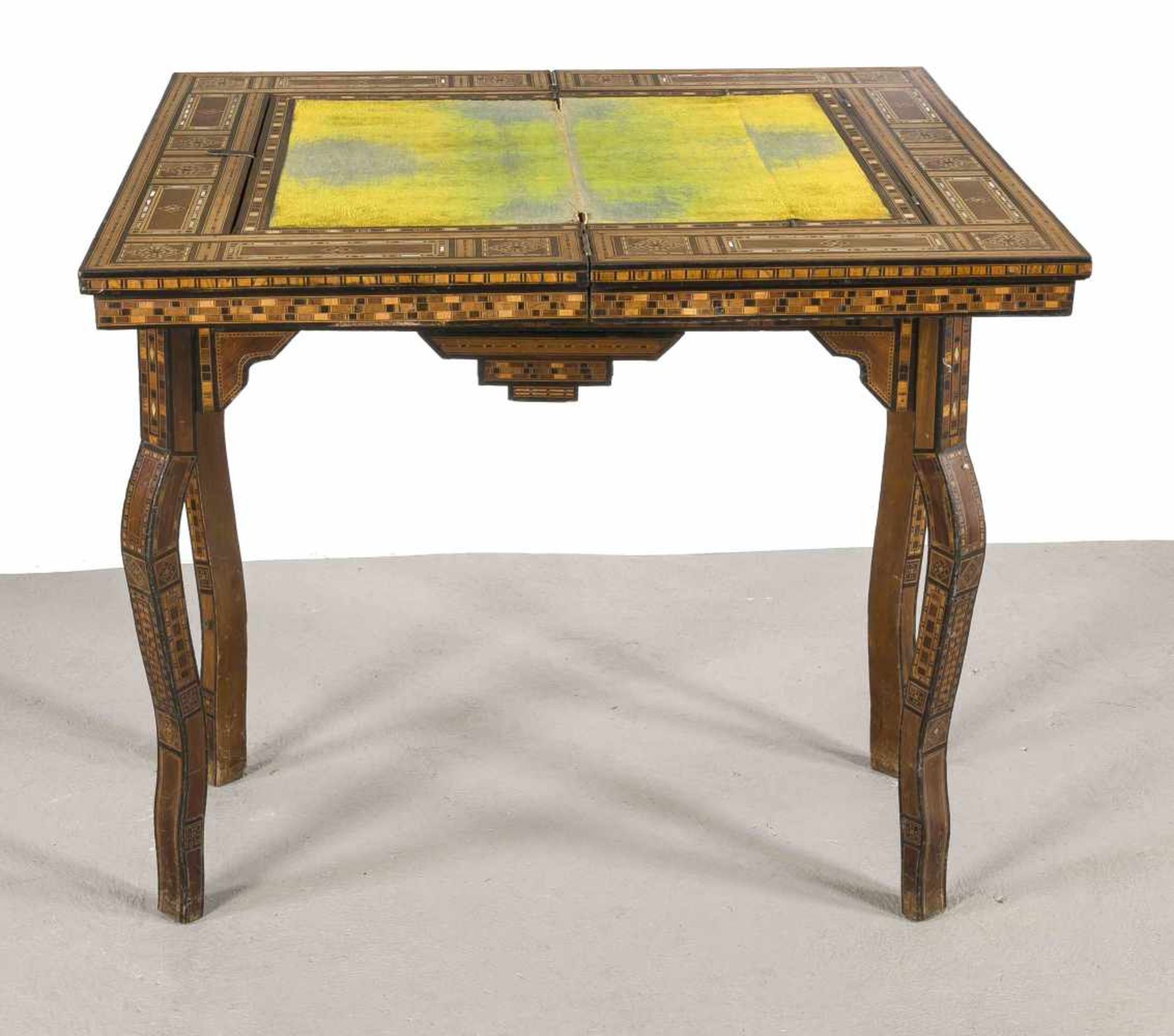 Orientalischer Spieltisch, 19. Jh., Edelholz furniert, teilebonisiert, Perlmutteinlagen, - Bild 2 aus 2