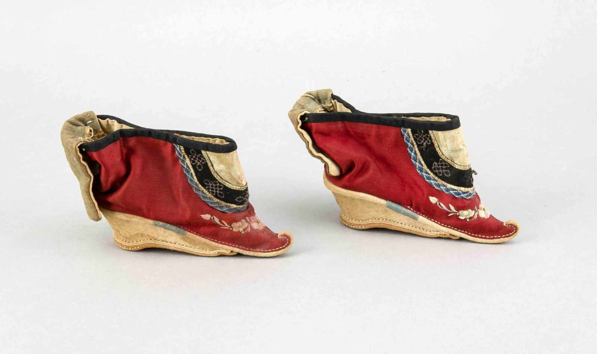 Paar Gin-Lien-Schuhe, China, 1. H. 20. Jh., Baumwolle u. Seide, Zierstickereien, innen einzelne