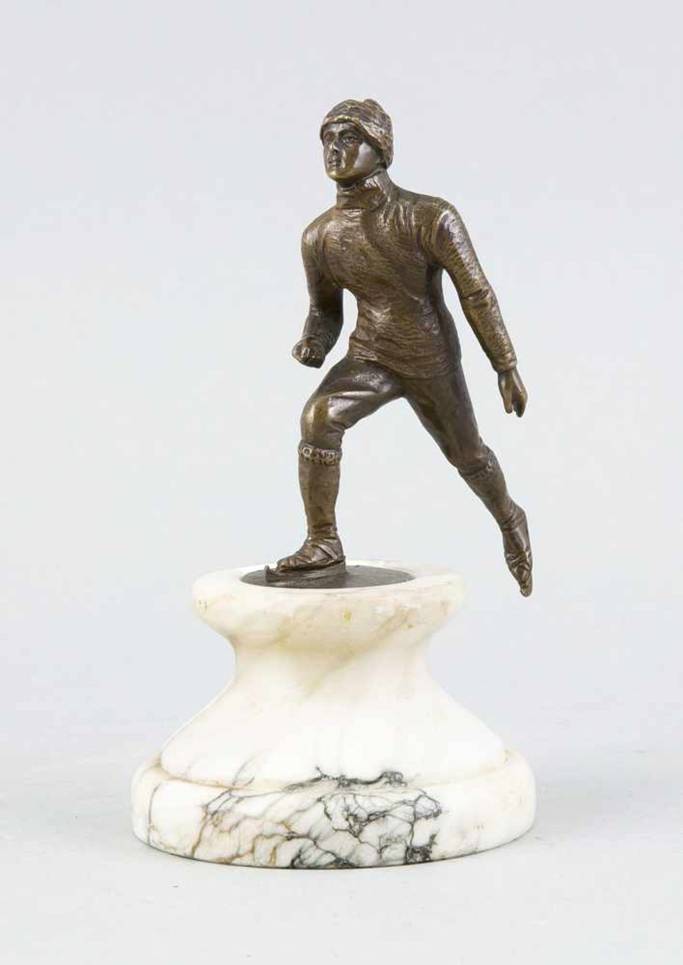 Anonymer Bildhauer um 1930, Schlittschuhläufer, braun patinierte Bronze auf Alabastersockel,