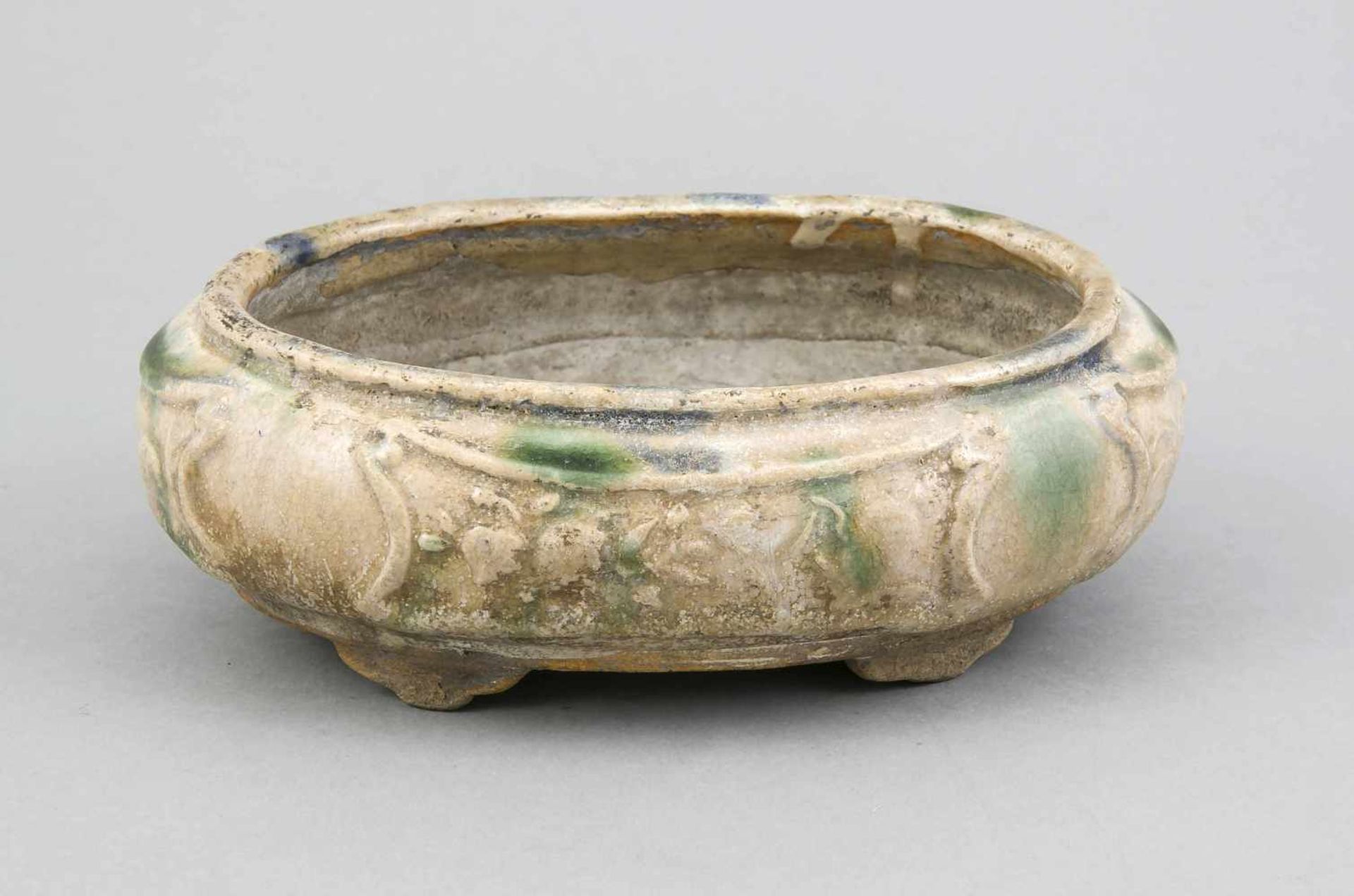 Ovales Bonsai-Gefäß, Japan, 19. Jh., Keramik, beigefarbene Glasur, part. grün und blau