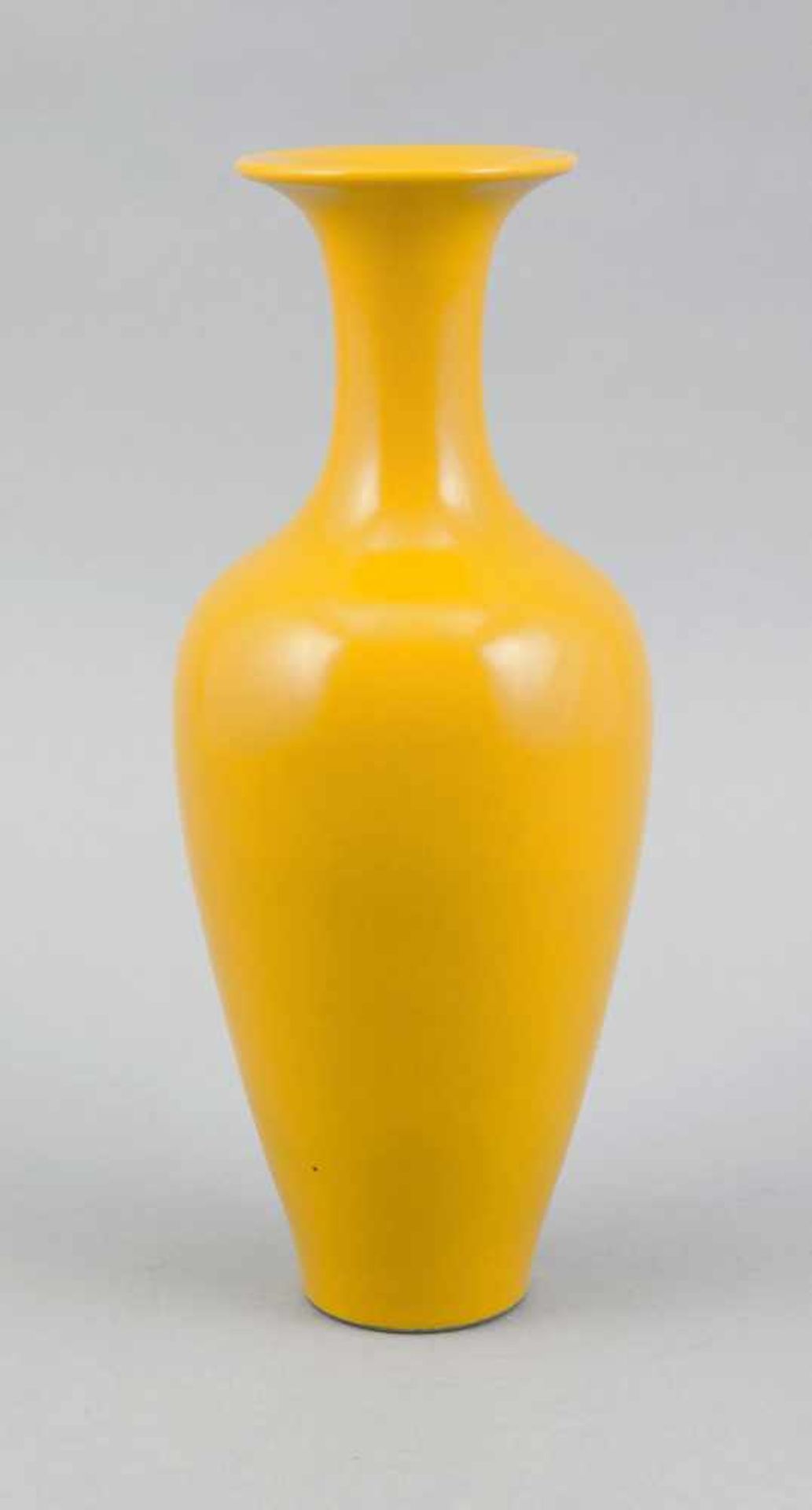 Gelbfond Vase, China, Republik Zeit (1912-1949), Porzellan, Balusterform, gepresste Sechszeichen