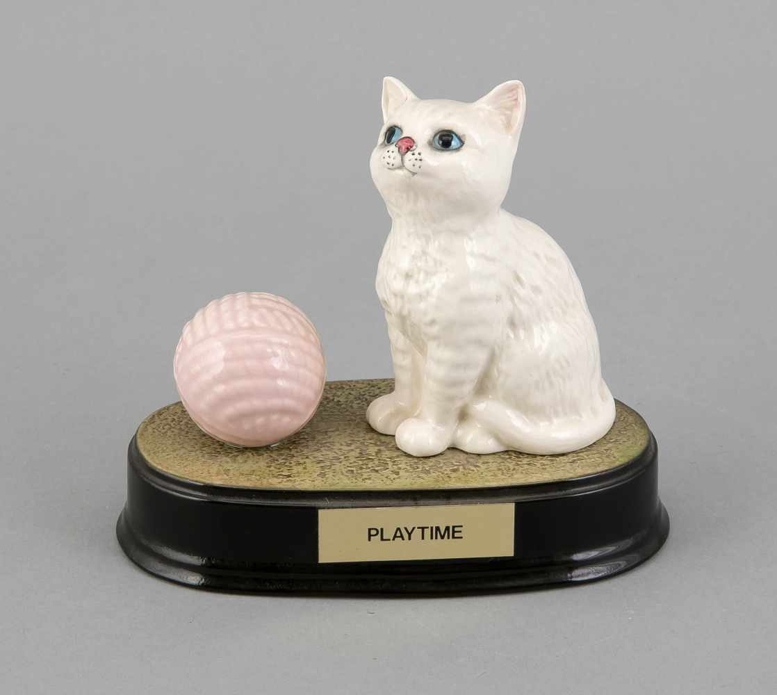 Playtime, Beswick, England, 20. Jh., Keramik, leicht staffiert, sitzende Katze neben einem