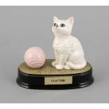 Playtime, Beswick, England, 20. Jh., Keramik, leicht staffiert, sitzende Katze neben einem