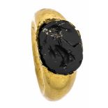 Antikschmuck Gold, wohl etruskisch 800 - 100 v. Chr., Ring mit einer ovalen, geschnitzten