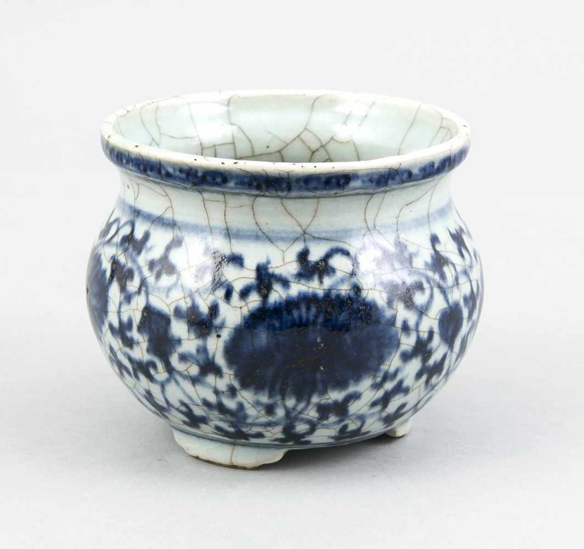 Kleines Blau-Weiß Räuchergefäß, China, Qing Dyn. (1644-1911), Porzellan mit unterglasurblauer