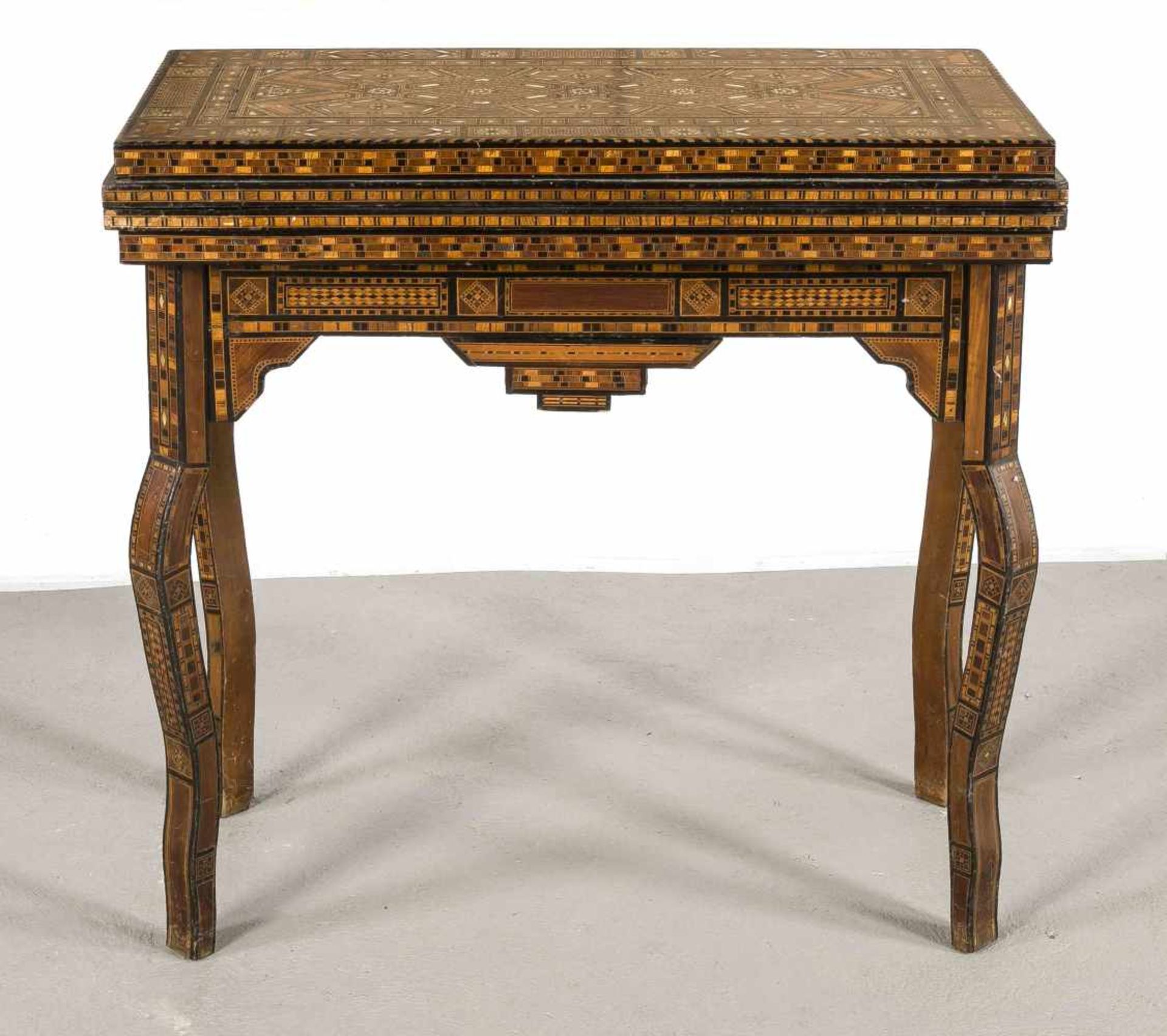 Orientalischer Spieltisch, 19. Jh., Edelholz furniert, teilebonisiert, Perlmutteinlagen,