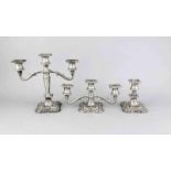 Drei Leuchter, England, 20. Jh., plated, quadratischer geschweifter Stand mit floralem