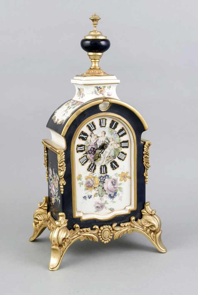 Kamin-Uhr, Porzellangehäuse, Limoges, Frankreich, 20. Jh., mit Bronzemontage, polychromer Dekor,