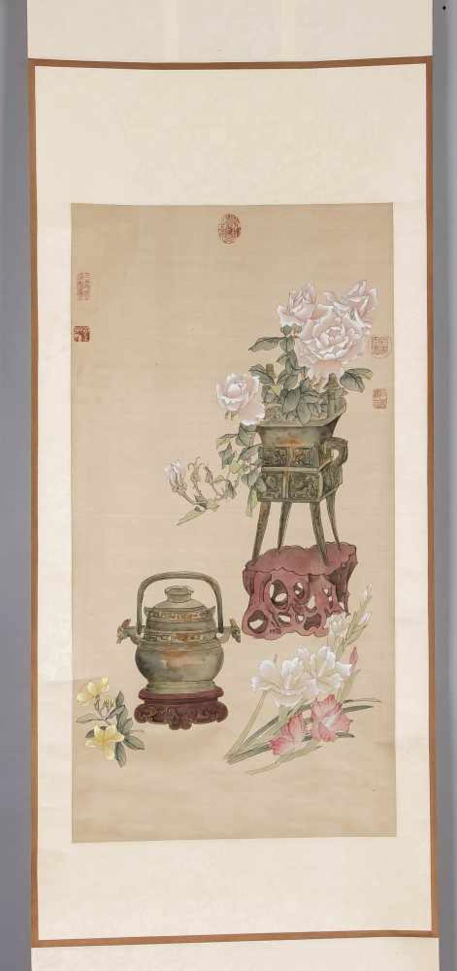 Chinesiche Seidenmalerei montiert als Hängerolle, Mitte 20. Jh., Darstellung mit Blütenboquets,