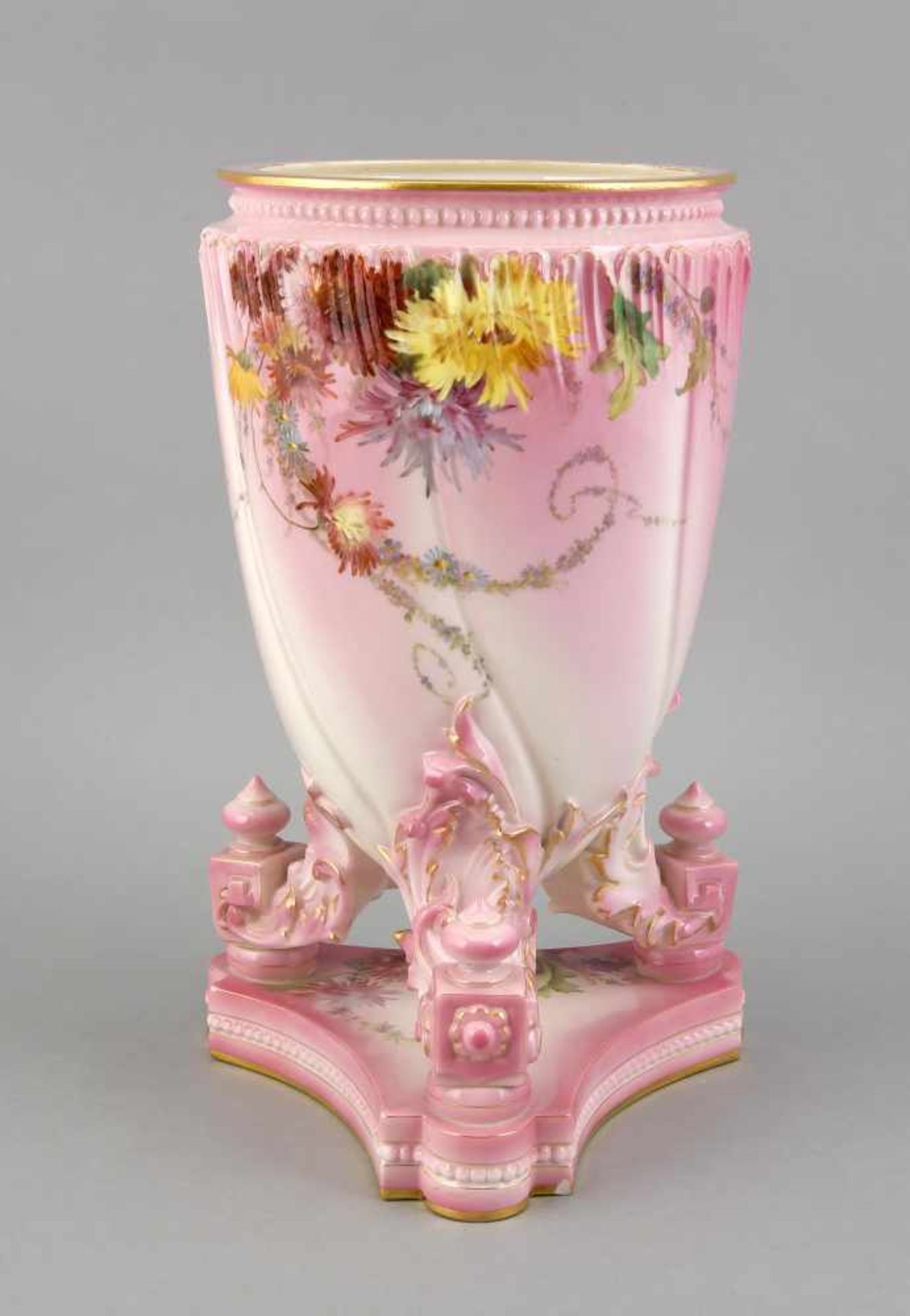 Vase, England, 19. Jh., auf drei Volutenfüßen und dreiteiligem Postament, polychrome Blumenmalerei