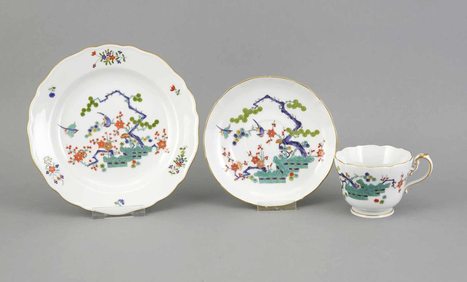 Gedeck, 3-tlg., Meissen, nach 1950, 1. W., polychrome Kakiemon-Malerei, Dekor Vogel auf Ast, Tasse