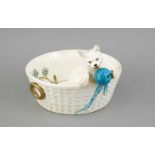 Figürliche Schale, England, 20. Jh., Keramik, farbig staffiert, Katze mit einem Wollknäuel im