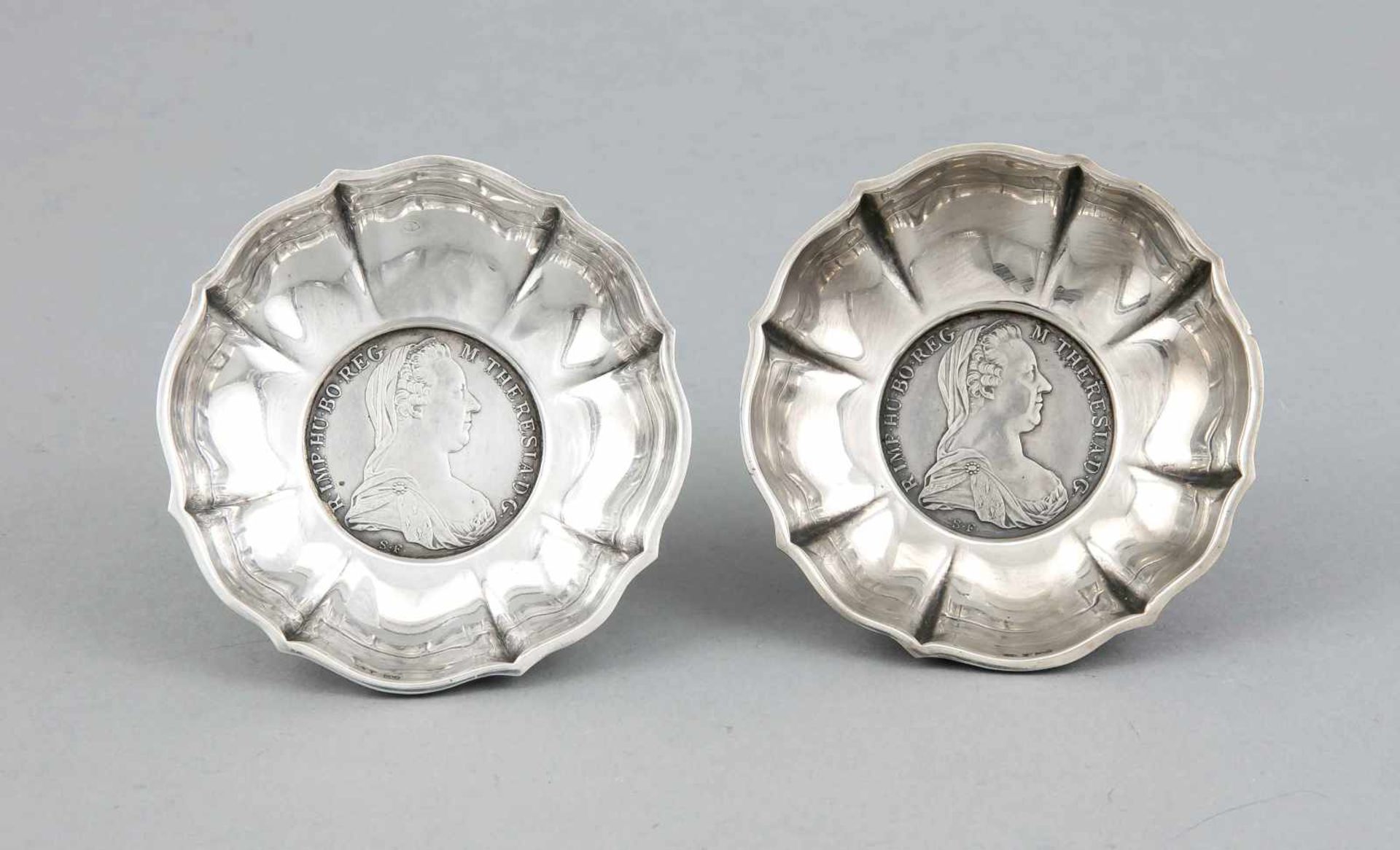 Zwei runde Münzschälchen, 20. Jh., Silber 800/000, passig geschweifte Form, gegliederte Wandung,