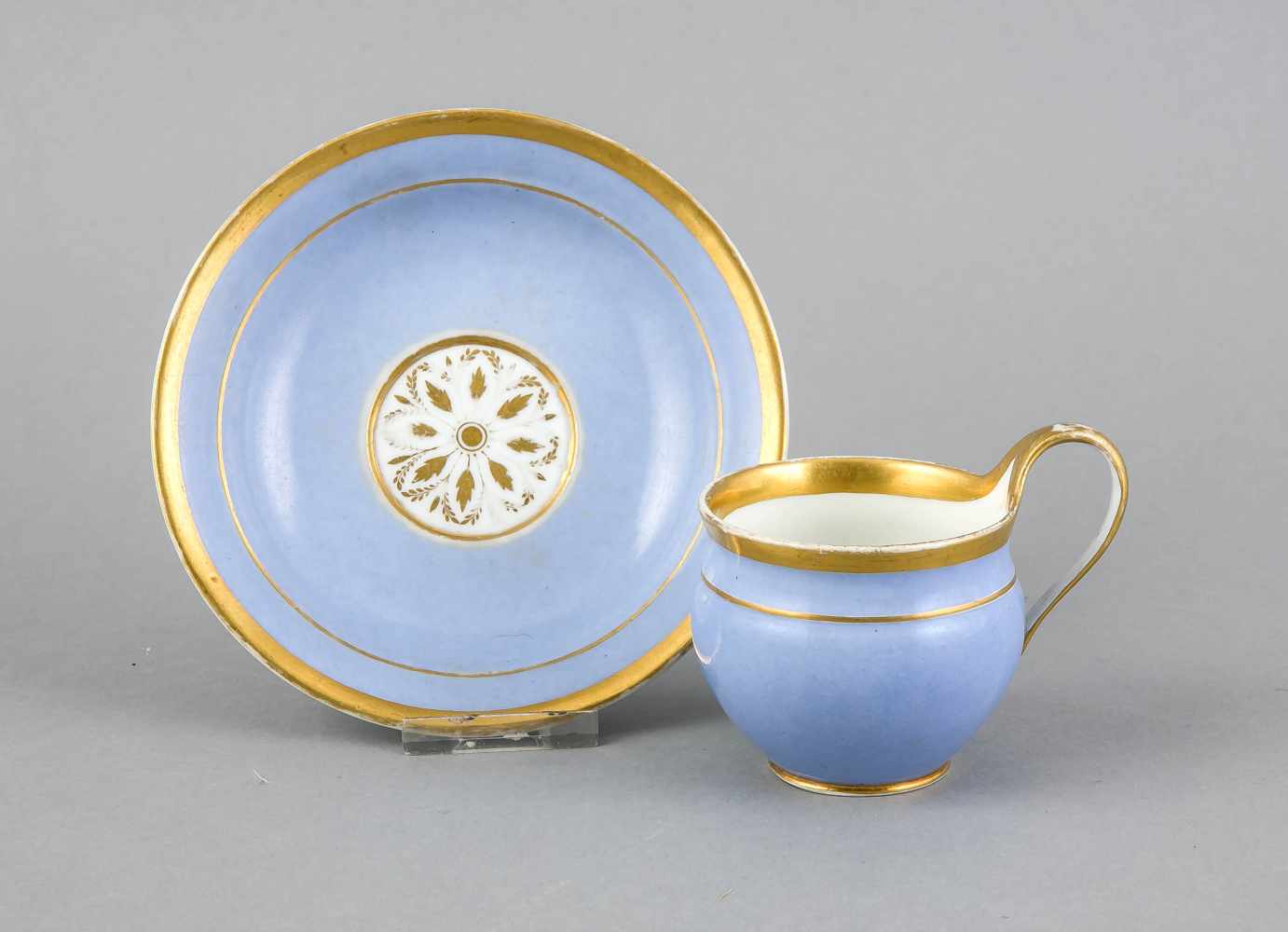 Tasse mit UT, Meissen, 18. Jh., Campanerform, hellblau überfangen, Goldverzierung tlw. ber., H. 8 cm