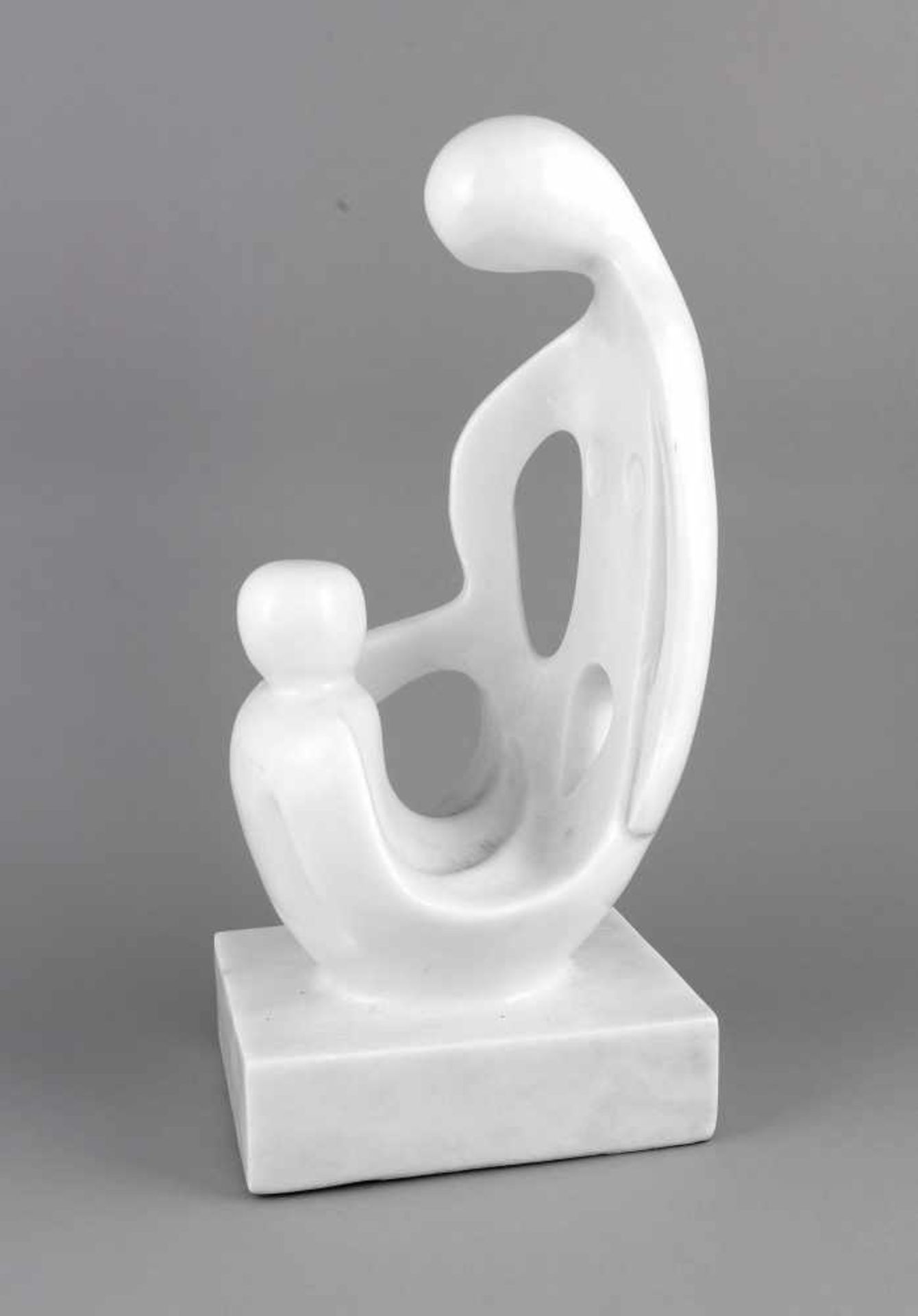 Bildhauer 2. H. 20. Jh., große, stilisierte Figurengruppe einer Mutter mit Kind, gehauener,