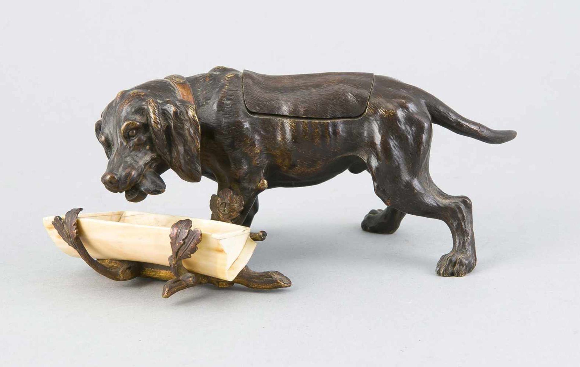 Tierbronze um 1900, wohl Wien, trinkender Hund mit zu öffnendem Rücken als Streichholzbehälter mit